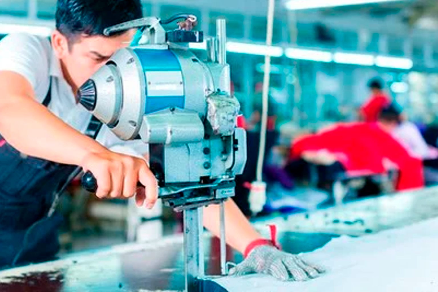 Corte industrial — separação precisa conforme modelagem